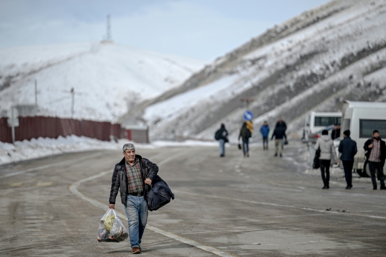 Un Iranien arrivent sur le sol turc après avoir franchi le principal poste-frontière de Razi-Kapiköy entre l'Iran et la Turquie, le 31 janvier 2026
