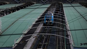 L'association de défense des voyageurs Fnaut évoque "des milliers d'usagers bloqués dans des trains surchauffés suite à une panne électrique"