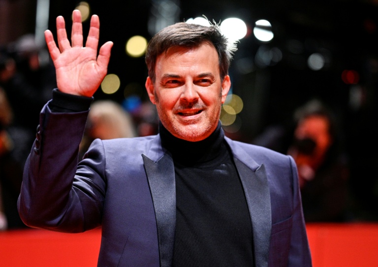 Le réalisateur français François Ozon pose pour les photographes sur le tapis rouge lors du 72e Festival du film de Berlin, à Berlin, le 10 février 2022