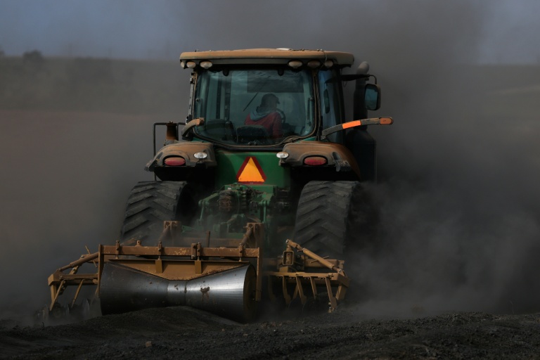 Un tracteur prépare les sols pour la culture d'amandiers à la place d'un ancien vignoble, le 13 octobre 2025 près de Lodi, en Californie