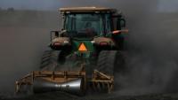 Un tracteur prépare les sols pour la culture d'amandiers à la place d'un ancien vignoble, le 13 octobre 2025 près de Lodi, en Californie