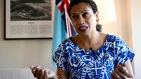 La ministre fidjienne de l'Information, de l'Environnement et du Climat, Lynda Tabuya,  lors d'un entretien avec l'AFP en marge du sommet du Pacifique pré-COP31, à Nadi, le 7 octobre 2026