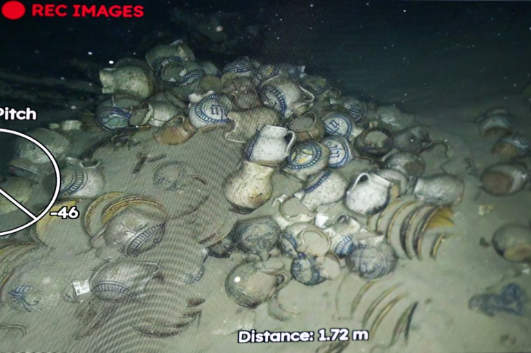Un écran diffuse en direct des images de l'épave du Camara 4 et de sa cargaison, transmises par le ROV C 4000, lors d'une mission archéologique depuis la passerelle du BSAA Jason, au large de Ramatuelle, dans le Var, le 7 avril 2026