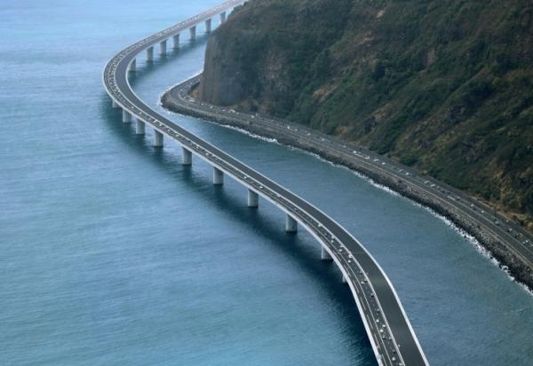 Des véhicules circulent sur le viaduc de la Nouvelle Route du Littoral, à La Réunion, près de Saint-Denis, le 2 août 2022