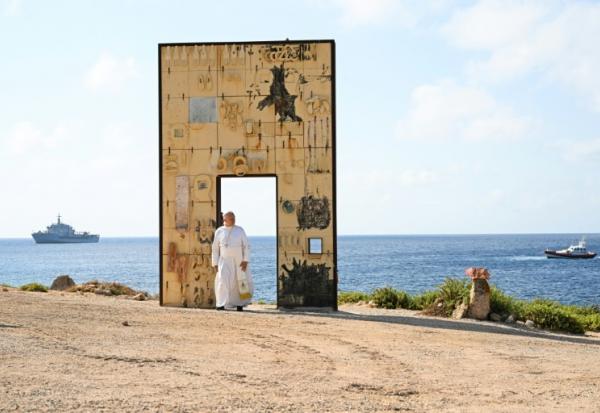 Le pape Léon XIV devant la "Porte de l'Europe", créée par l'artiste italien Mimmo Paladino, lors de sa visite sur l'île italienne de Lampedusa, le 4 juillet 2026