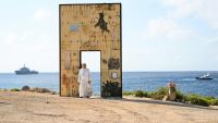 Le pape Léon XIV devant la "Porte de l'Europe", créée par l'artiste italien Mimmo Paladino, lors de sa visite sur l'île italienne de Lampedusa, le 4 juillet 2026