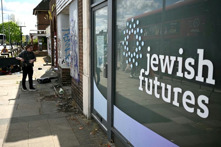 Un policier sur les lieux d'un incendie criminel qui a visé un local où était installée une organisation caritative juive, dans le nord-ouest de Londres, le 18 avril 2026