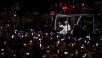 Le pape Léon XIV salue les fidèles depuis sa "Papamobile" à Lourdes, le 26 septembre 2026, lors de la deuxième journée de sa visite en France