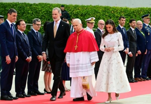 Le pape Léon XIV (C) accueilli à l'aéroport par le roi d'Espagne Felipe VI (G) et la reine Letizia, le 6 juin 2026 à Madrid