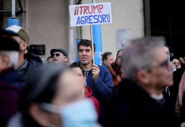 Manifestation devant l'ambassade des Etats-Unis à Madrid pour dénoncer une "agression impérialiste", après l'enlèvement du président du Venezuela Nicolas Maduro au cours d'une opération militaire américaine, le 4 janvier 2026