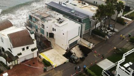 Vue aérienne montrant un gouffre apparu dans la rue et l'allée d'une maison en bord de mer, endommagée par les fortes houles provoquées par l'ouragan Marie à Malibu, en Californie, le 8 septembre 2026