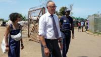 Édouard Philippe (c), fondateur et président du parti Horizons, maire du Havre et candidat à l'élection présidentielle, et Ambdilwahedou Soumaila (g), maire de Mamoudzou visitent une rue commerçante de Mamoudzou, le 21 août 2026 sur l'île de Mayottte