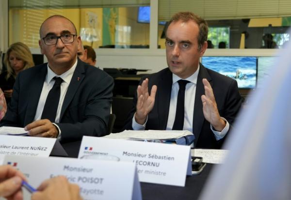 Le Premier ministre Sébastien Lecornu (d) et le ministre de l'Intérieur Laurent Nuñez, à Dzaoudzi, sur l'île de Mayotte, le 26 août 2026