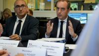 Le Premier ministre Sébastien Lecornu (d) et le ministre de l'Intérieur Laurent Nuñez, à Dzaoudzi, sur l'île de Mayotte, le 26 août 2026
