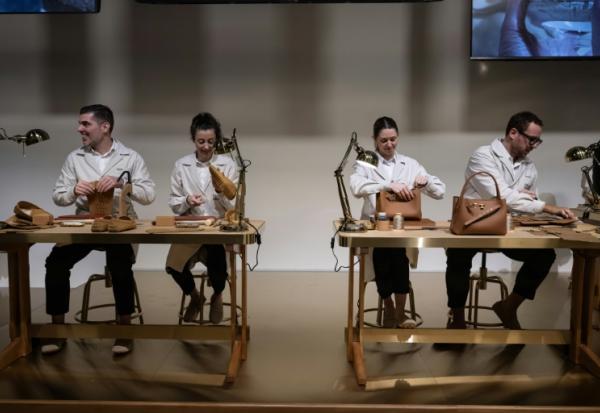 A l’entrée du défilé Tod’s à Milan, des artisans réalisent des articles en cuir et des broderies "Made in Italy", le 27 février 2026