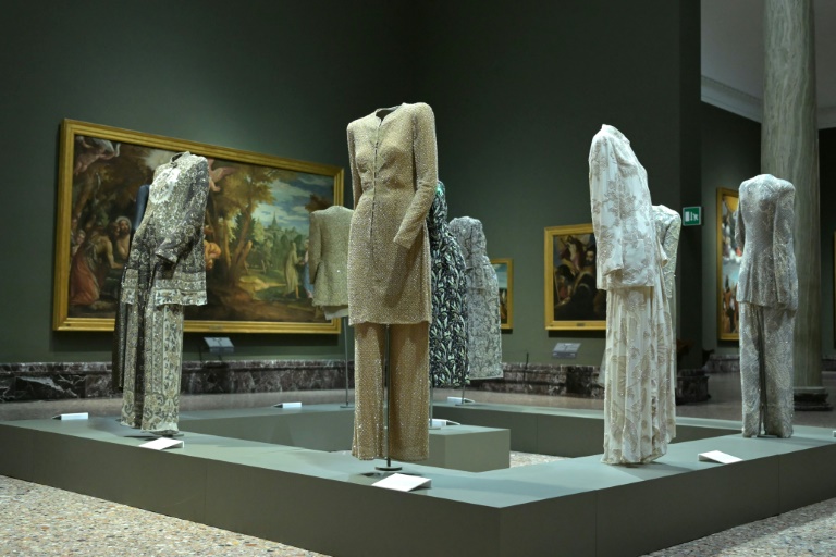 Des créations du styliste italien décédé Giorgio Armani lors de l'avant-première presse de l'exposition Giorgio Armani marquant le 50e anniversaire de la maison de couture, à la Pinacothèque de Brera à Milan, le 23 septembre 2025