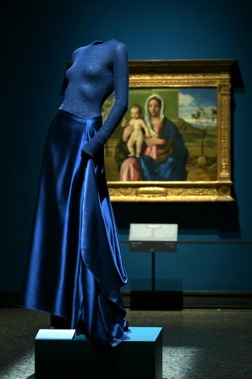 Un ensemble bleu, porté par l'actrice Juliette Binoche au Festival de Cannes en 2016, du styliste italien décédé Giorgio Armani lors de l'avant-première presse de l'exposition Giorgio Armani marquant le 50e anniversaire de la maison de couture, à la Pinacothèque de Brera à Milan, le 23 septembre 2025