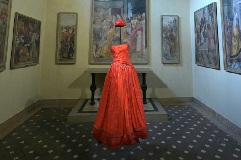 Une robe rouge datant de la Fashion Week de 1993 du styliste italien décédé Giorgio Armani lors de l'avant-première presse de l'exposition Giorgio Armani marquant le 50e anniversaire de la maison de couture, à la Pinacothèque de Brera à Milan, le 23 septembre 2025