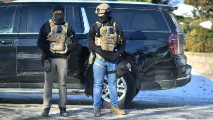 Des agents masqués lors d'une opération de la police de l'immigration (ICE) à St Paul, près de Minneapolis, le 31 janvier 2026 dans le Minnesota