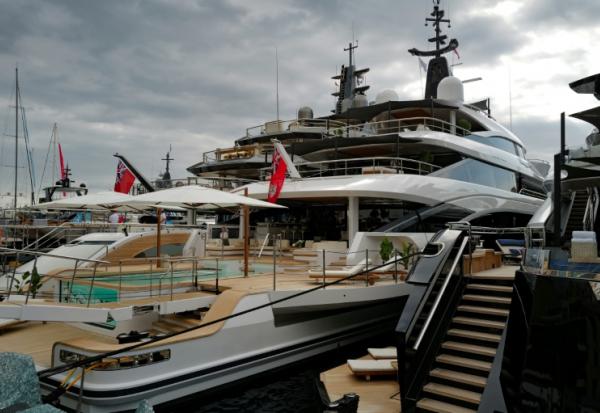 Un superyacht doté d’une piscine est amarré au port Hercule, à Monaco, à l’occasion du Monaco Yacht Show, le 23 septembre 2026