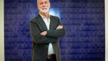 Didier Lallemand, candidat UDR aux municipales à Montauban, pose le 5 mars 2026 dans son local de campagne à Montauban