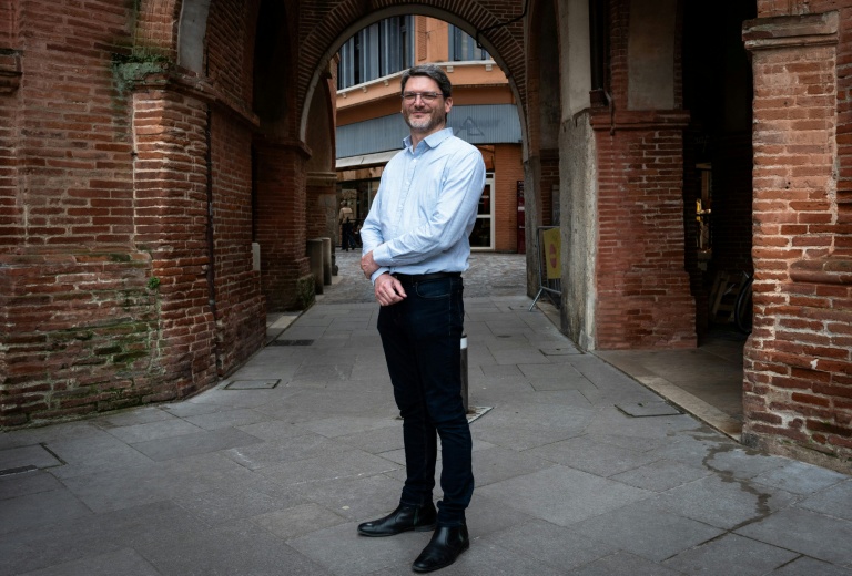 Le socialiste Arnaud Hilion, candidat aux municipales à Montauban, pose le 5 mars 2026 à Montauban