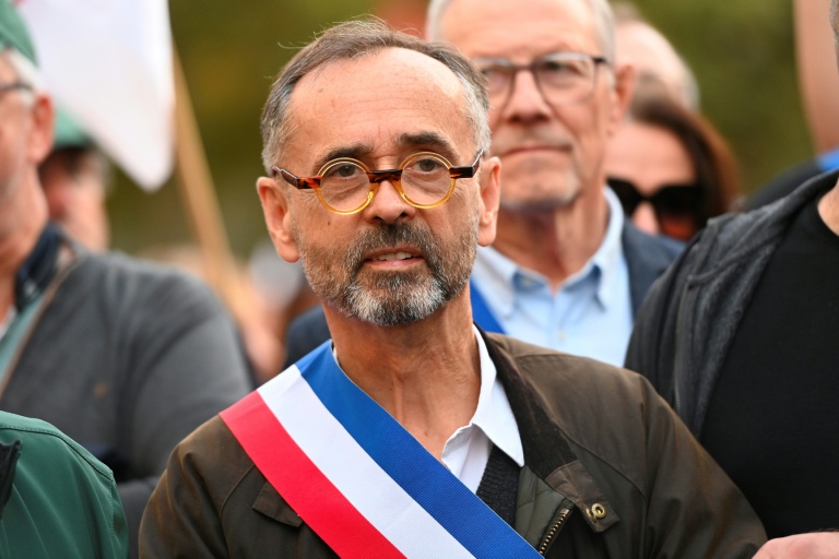 Le maire d'extrême droite de Béziers (Hérault) Robert Ménard participe à un rassemblement de viticulteurs en colère dans la ville qu'il administre, le 15 novembre 2025