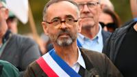 Le maire d'extrême droite de Béziers (Hérault) Robert Ménard participe à un rassemblement de viticulteurs en colère dans la ville qu'il administre, le 15 novembre 2025
