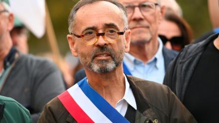 Le maire d'extrême droite de Béziers (Hérault) Robert Ménard participe à un rassemblement de viticulteurs en colère dans la ville qu'il administre, le 15 novembre 2025
