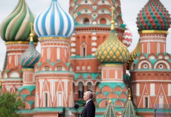 Le président russe Vladimir Poutine lors d'un discours sur la place Rouge pour les commémorations du 9-mai 1945, le 9 mai 2026 à Moscou