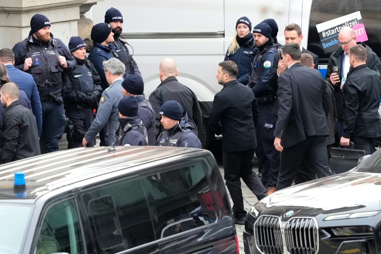 Le président ukrainien Volodymyr Zelensky (centre) arrive à la Conférence de Munich sur la sécurité, le 14 février 2026