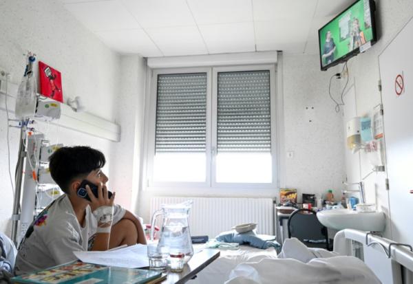 Maël, hospitalisé en chirurgie, passe un appel lors d'une émission télé participative tournée au sein de l'hôpital pour enfants de Nancy équipé d'un studio, le 16 septembre 2025 à Vandoeuvre-lès-Nancy, en  Meurthe-et-Moselle
