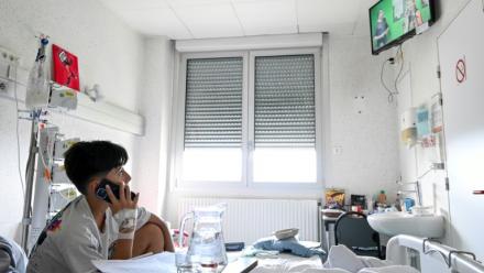 Maël, hospitalisé en chirurgie, passe un appel lors d'une émission télé participative tournée au sein de l'hôpital pour enfants de Nancy équipé d'un studio, le 16 septembre 2025 à Vandoeuvre-lès-Nancy, en  Meurthe-et-Moselle
