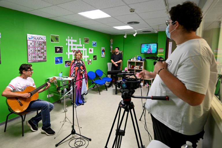 Marie-Hélène Petit (2eG), éducatrice en milieu hospitalier présente une émission télé participative au sein de l'hôpital pour enfants de Nancy, le 16 septembre 2025 à Vandoeuvre-lès-Nancy, en  Meurthe-et-Moselle