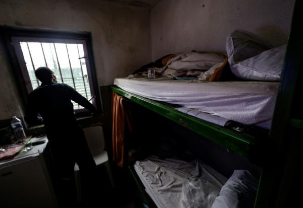 Un détenu dans une cellule du centre pénitentiaire de Nanterre, le 15 janvier 2026 dans les Hauts-de-Seine