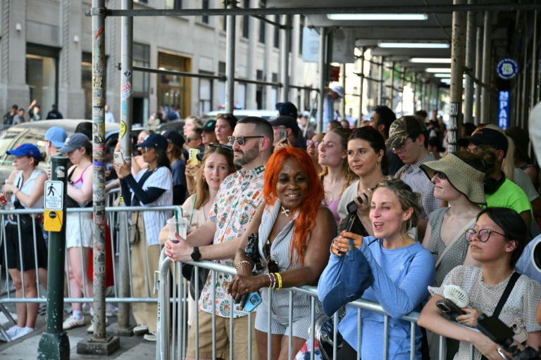 Des fans à l'extérieur du Madison Square Garden, à New York, pour ce qui semble être le mariage de Taylor Swift et Travis Kelce le 3 juillet 2026