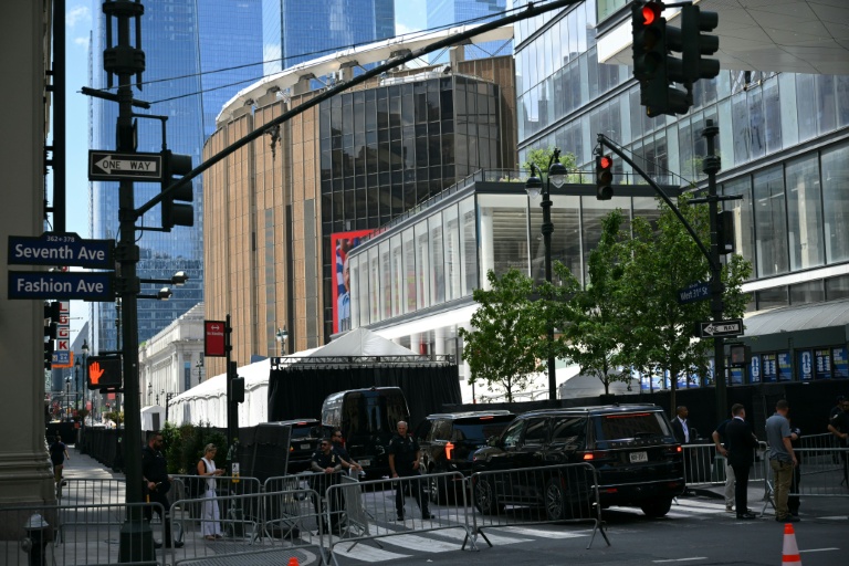 Les invités arrivent à Madison Square Garden, à New York, où devraient se marier Taylor Swift et Travis Kelce, le 3 juillet 2026
