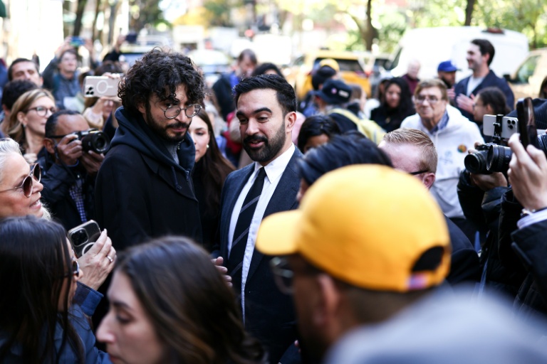 Le candidat socialiste démocrate Zohran Mamdani s'adresse à la presse dans le quartier de Manhattan, à New York, lors du vote anticipé pour la prochaine élection municipale, le 27 octobre 2025