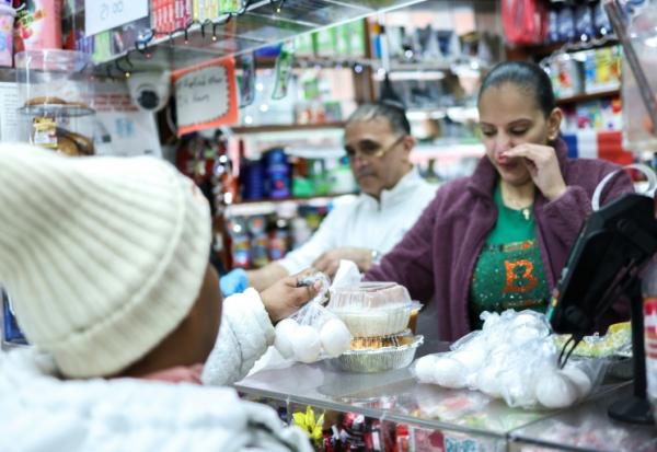 Une personne achète un sachet de trois oeufs dans un magasin du quartier du Bronx, à New York, le 27 février 2025