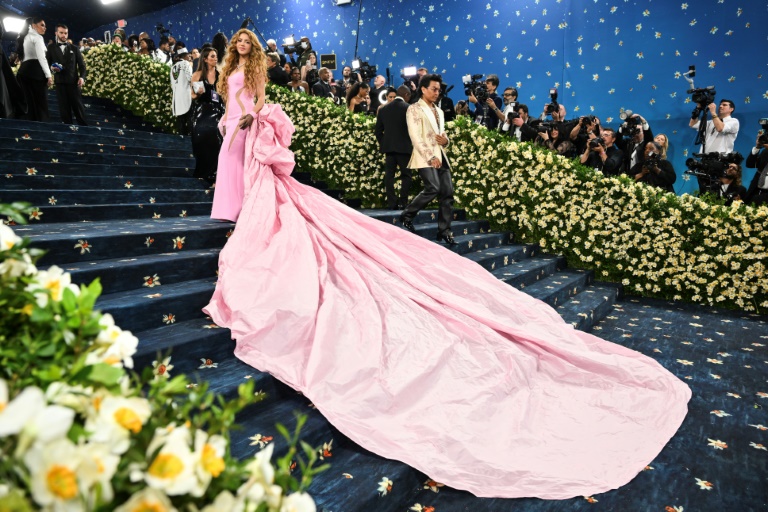 La chanteuse colombienne Shakira arrive au gala du Metropolitan Museum of Art de New York le 5 mai 2025