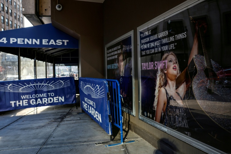 Une affiche de Taylor Swift devant l'une des entrées du Madison Square Garden, à New York, le 1er juillet 2026