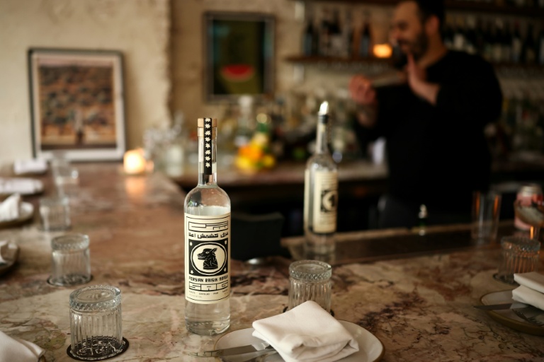 Une bouteille d'aragh sagi, eau-de-vie traditionnelle bannie par l'Iran, produite à Yonkers, dans l'État de New York