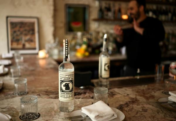 Une bouteille d'aragh sagi, eau-de-vie traditionnelle bannie par l'Iran, produite à Yonkers, dans l'État de New York