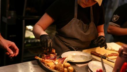 Une assiette de poulet roti au restaurant Gigi's à New York le 26 avril 2026