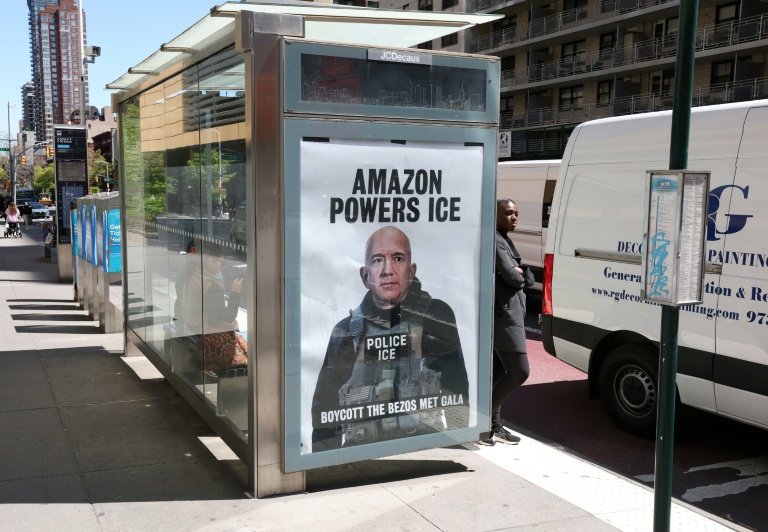 Une affiche d'une campagne sauvage appelant à boycotter le Met Gala de Bezos, le 27 avril 2026 à New York