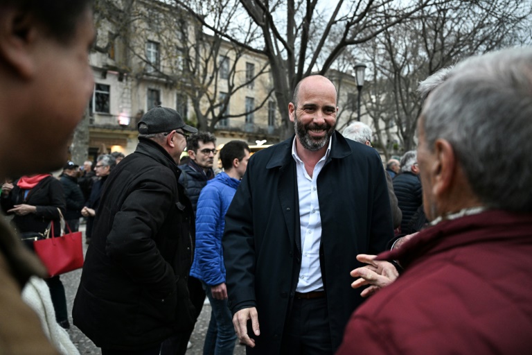 Le communiste Vincent Bouget (C), le 18 mars 2026 à Nîmes où il est candidat à la mairie