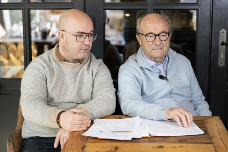 Yann Bompard (g), maire démis de ses fonctions à Orange, aux côtés de son père, Jacques Bompard, président de la Ligue du Sud et candidat aux prochaines municipales à Orange, le 4 février 2026