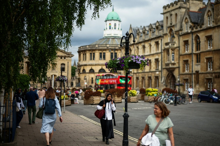 Des piétons le long de Broad Street, près de l'université d'Oxford, à Oxford, en Angleterre le 17 juin 2026 