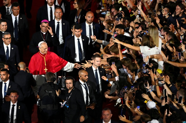 Le pape Léon XIV salue la foule alors qu'il quitte les lieux à l'issue d'une veillée de prière avec des jeunes au Stade de France, à Saint-Denis, en banlieue parisienne, le 25 septembre 2026, dans le cadre de sa visite de quatre jours en France