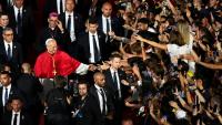 Le pape Léon XIV salue la foule alors qu'il quitte les lieux à l'issue d'une veillée de prière avec des jeunes au Stade de France, à Saint-Denis, en banlieue parisienne, le 25 septembre 2026, dans le cadre de sa visite de quatre jours en France